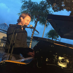 photo at piano